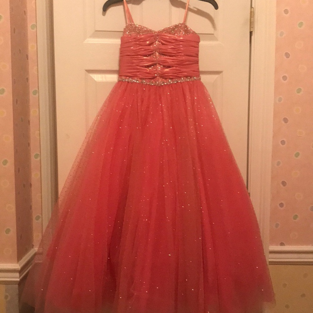 Beautiful Pink Girls formal Gown - Picture 3 of 8